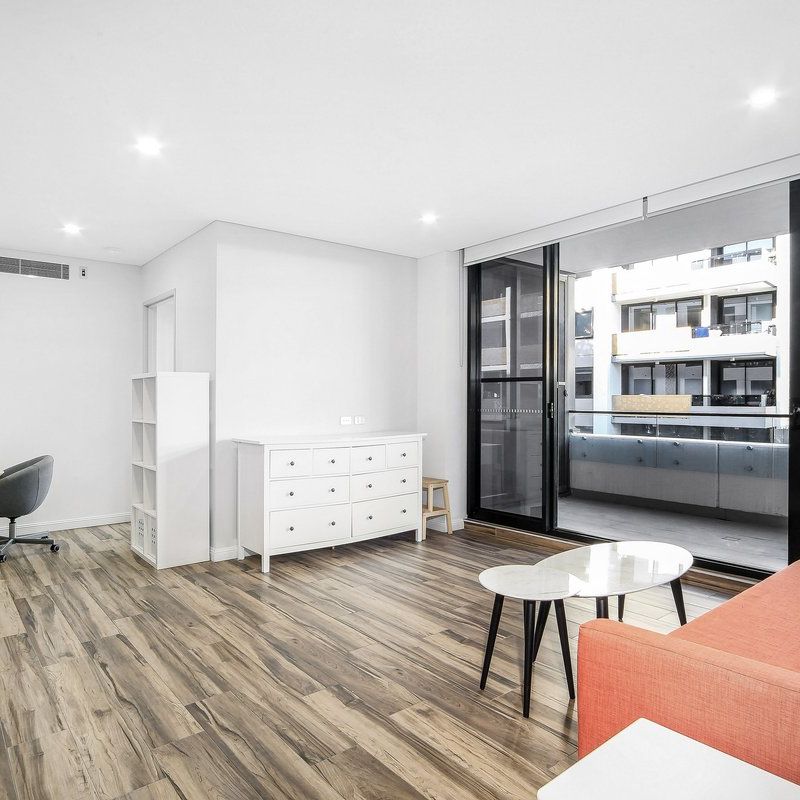 Fully Furnished Three-Bedroom Apartment - Photo 1
