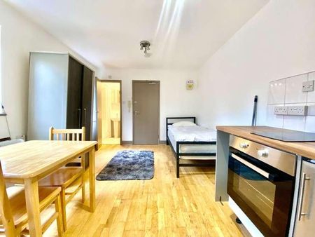 Kilburn High Road, London, NW6 - Photo 2