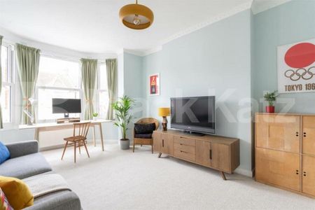 Spacious 3-Bedroom Ground Floor Flat with Private Garden - Photo 2