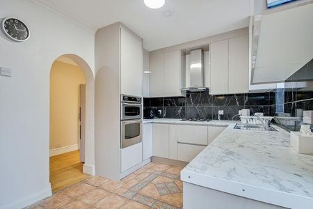 1 bedroom in a flat share to rent - Photo 4