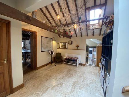 4 bedroom end of terrace house to rent - Photo 2