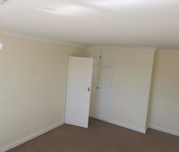 2 Bed Bungalow, Litchfield Crescent, SO18 - Photo 3