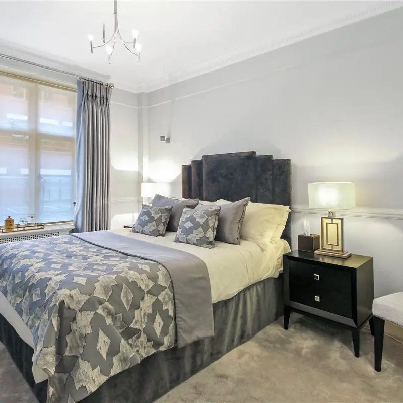 2 bedroom flat in South Audley Street - Photo 1