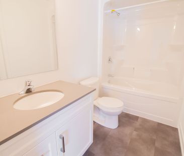 COZY 2 BEDROOM CONDO IN NIAGARA FALLS!! - Photo 3