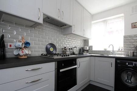 Harvey Gardens, London, SE7 - Photo 3