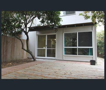 Modern 2 Bedroom Apartment - Photo 5