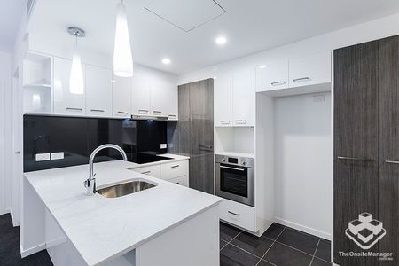 Stylish One-Bedroom Apartment with Superb Views & Unbeatable Location - Photo 4