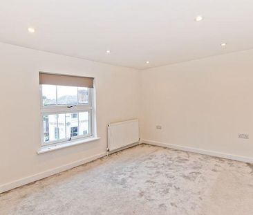 4 bedroom semi-detached house to rent - Photo 4