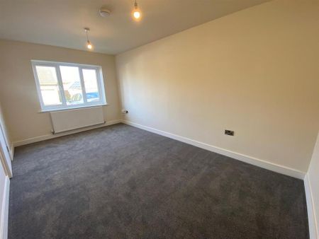 4 bedroom semi-detached house to rent - Photo 2