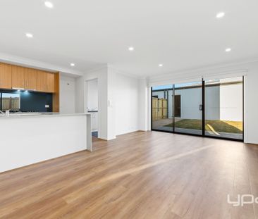 Captivating Brand-New Townhouse in Thornhill Park - Photo 1