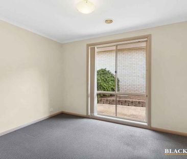 Spacious Three Bedroom Townhouse in Serene Monash Complex! - Photo 2