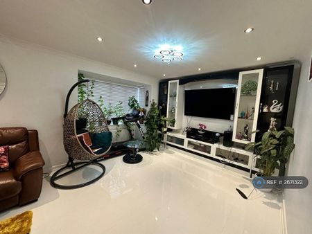 4 bedroom detached house to rent - Photo 3