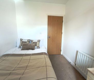 1 bedroom in a flat share to rent - Photo 2