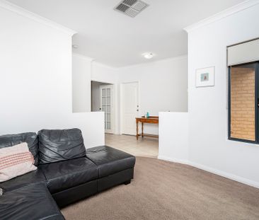 Stunning 3-Bedroom Residence in Karrinyup - Modern Design, Convenie... - Photo 2