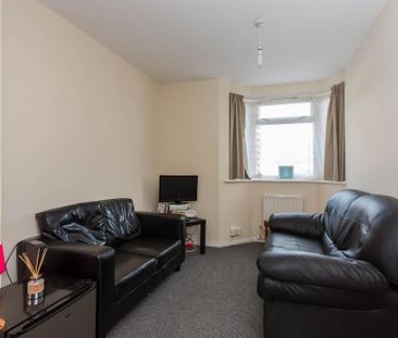 4 bedroom semi-detached house to rent - Photo 4