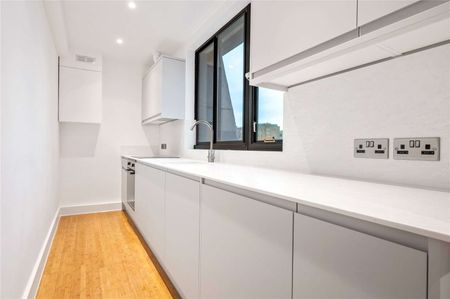 Recently renovated one bedroom apartment with views across the City. - Photo 3