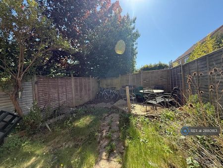 1 bedroom in a house share to rent - Photo 5