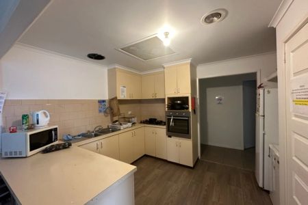 Rooming house accommodation with free Wi-Fi - Photo 3