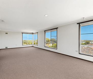 Fresh, Spacious & Light-Filled Home with Stunning Views - Photo 4