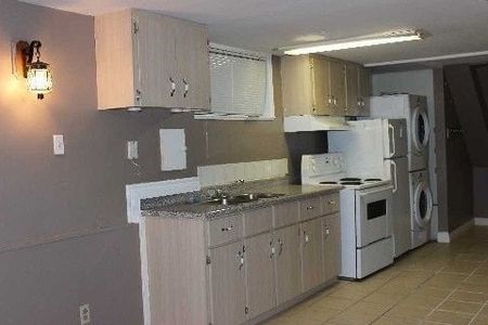 For Lease - 2012 Bonnymede Drive, Mississauga, Ontario - Photo 2