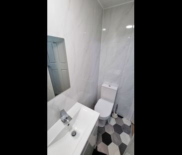 5 Bed Semi-Detached House, Brooks Road, E13 - Photo 2
