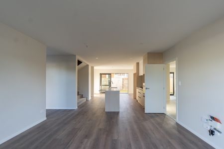 Near New Luxurious 3-Bedroom Home - Photo 3