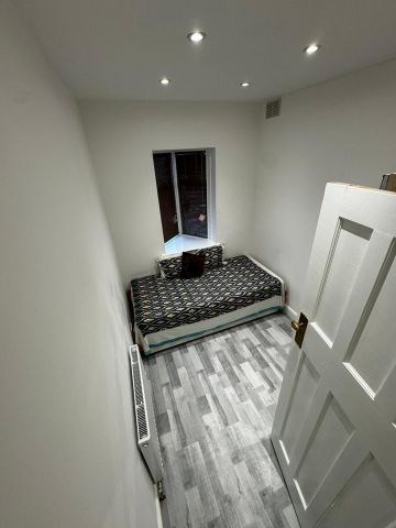 3 Bed Flat, Brancaster Road, IG2 - Photo 5