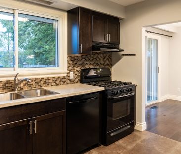 For Lease - 48 Ottaway Avenue, Barrie, Ontario - Photo 1