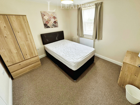 1 bedroom in a house share to rent - Photo 3