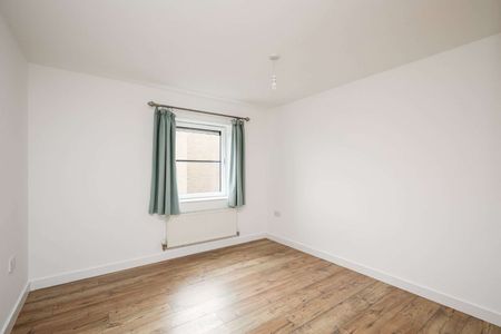A spacious two bedroom apartment in this desirable Putney development. - Photo 3