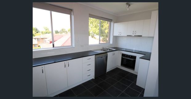 Unit in the heart of Moorooka - Photo 1