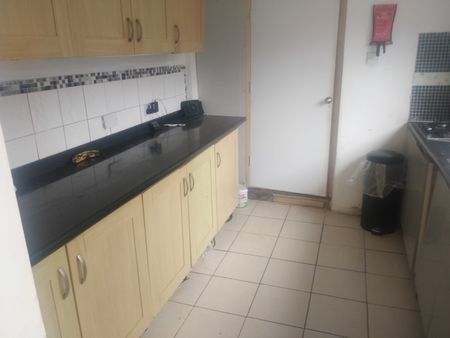 Room in a Shared House, Selby Road, E13 - Photo 2