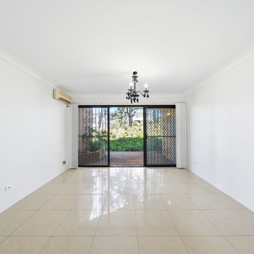 Refreshed courtyard apartment in convenient locale - Photo 1