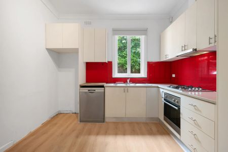 Modern and spacious home - Photo 4