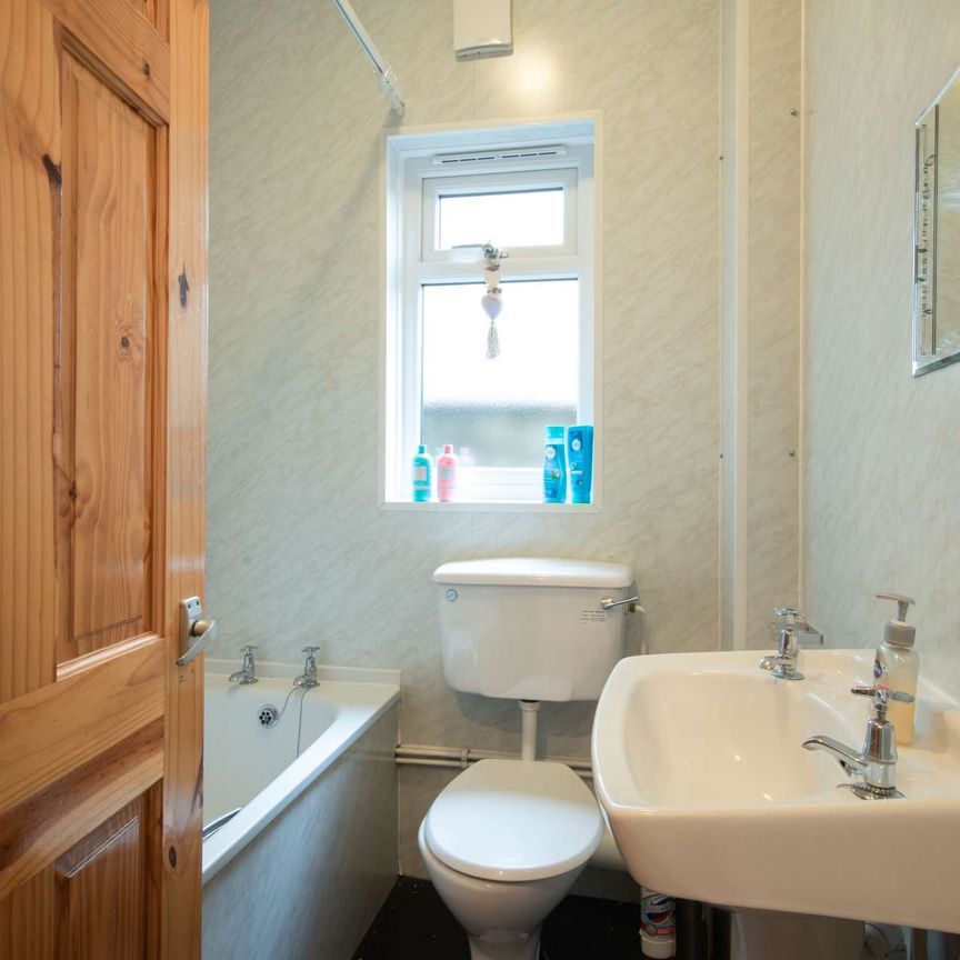 Brilliantly located 6 bed house - Photo 1