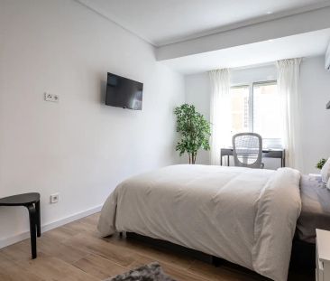 Room in a shared 5-bedroom apartment for rent in Marxalenes, bills ... - Photo 2