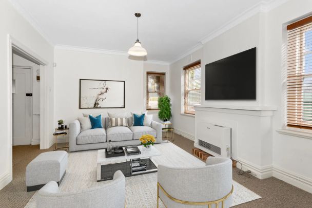 Spacious Period Apartment with Private rear Garden - Photo 1