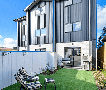 Modern 2-Bedroom, 2-Bathroom Townhouse - Te Atatu Peninsula - Photo 4