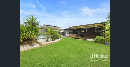 Beautifully Presented 4 Bedroom Family Home With A Swimming Pool - Photo 2