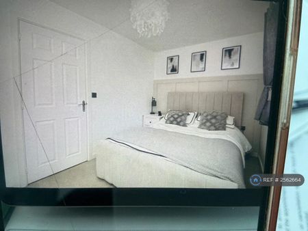 2 bedroom semi-detached house to rent - Photo 5