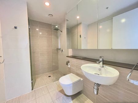 Modern 1 bedroom plus study apartment located in the heart of Zetland area. - Photo 2