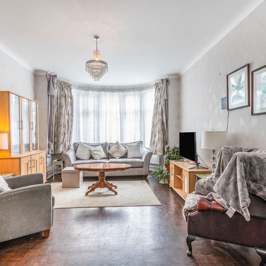 5 Bed End Terrace, Berkshire Gardens, N13 - Photo 1