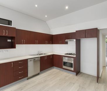 Villa Style Apartment Offers Expansive Courtyard - Photo 4