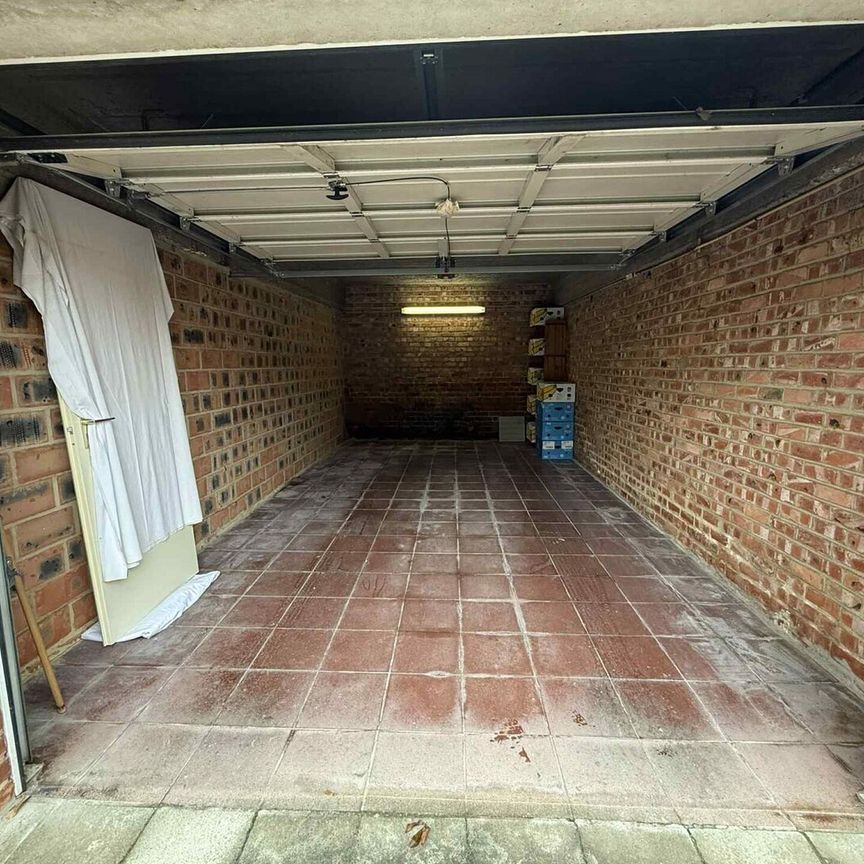 Ruime garage met afstandsbediening. - Photo 1