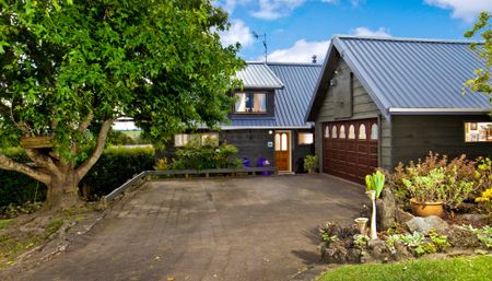 Sun-Drenched Spacious Family Home! - Photo 3