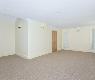 4 bedroom mews to rent - Photo 6