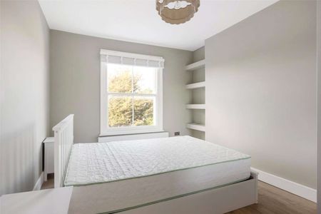 Smart newly refurbished 1 bedroom flat on a quiet residential street close to Westfield and Shepherd's bush Market station. - Photo 4