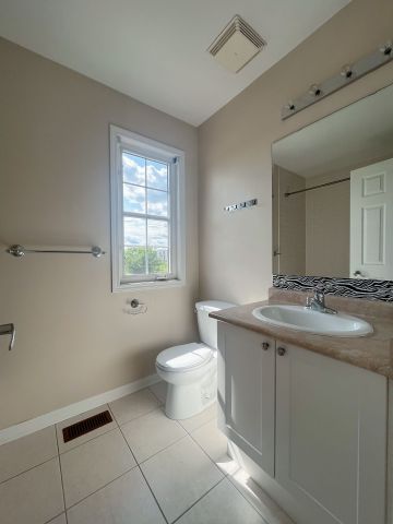 For Lease - 222 Dougherty Crescent, Whitchurch-Stouffville, Ontario - Photo 2