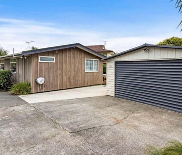 Modern 3-Bedroom Home with Double Garage & Parking - Photo 4