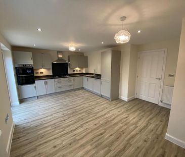 4 bedroom detached house to rent - Photo 2
